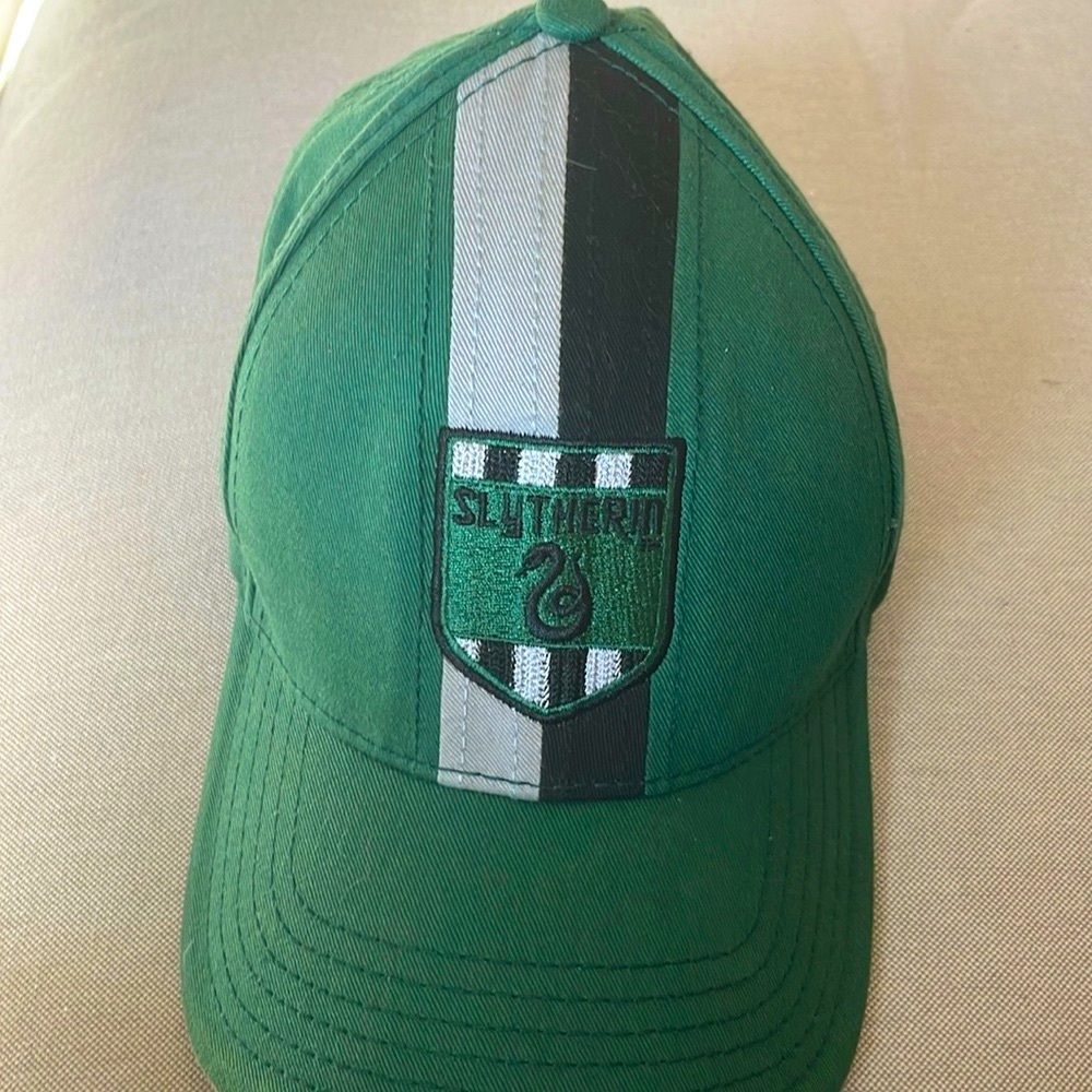 EXCLUSIVE WIZARDING WORLD OF HARRY POTTER UNIVERSAL ‘SLYTHERIN’ CAP